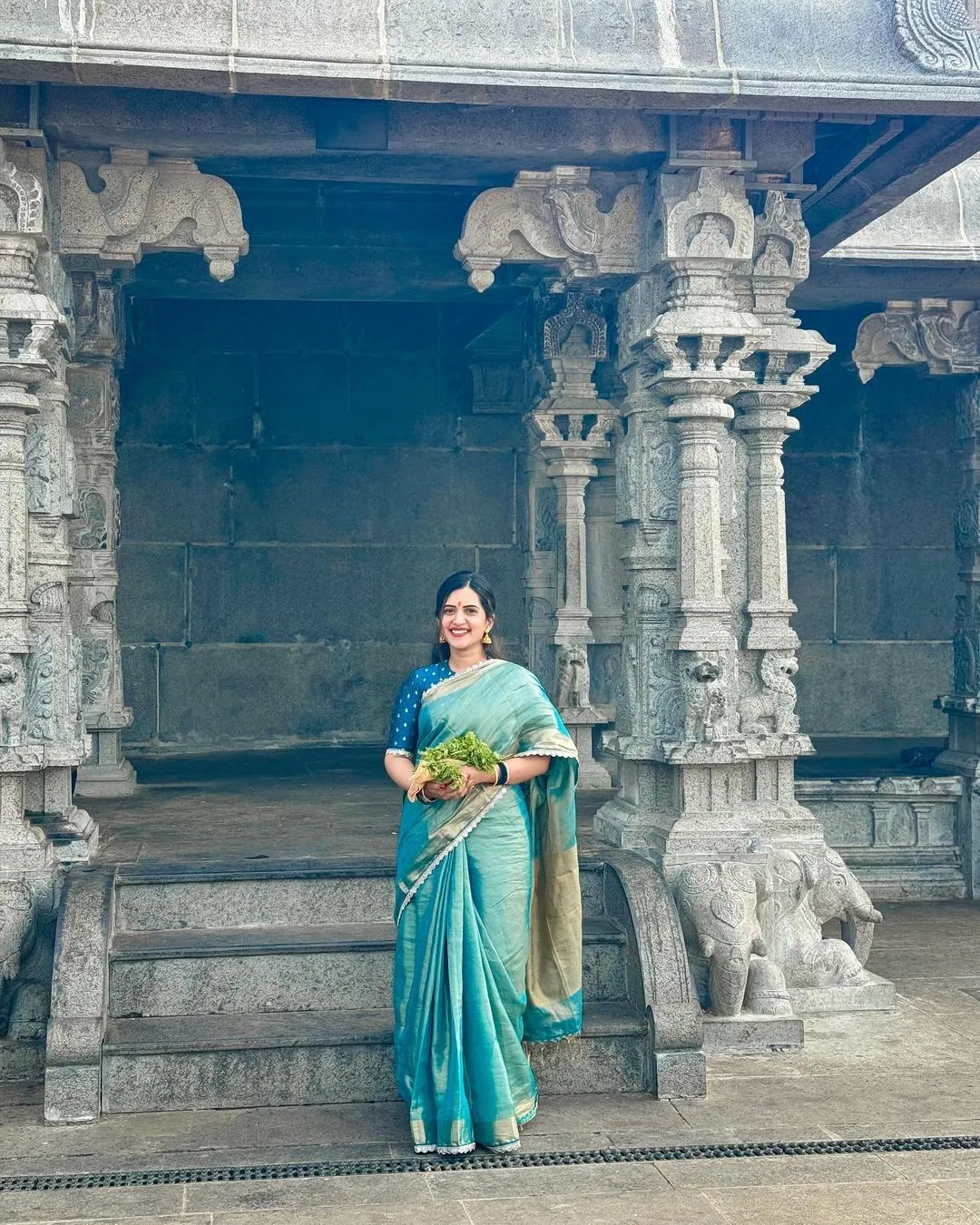 INDIAN TV ACTRESS SRAVANTHI CHOKARAPU IN BLUE SAREE BLOUSE 8